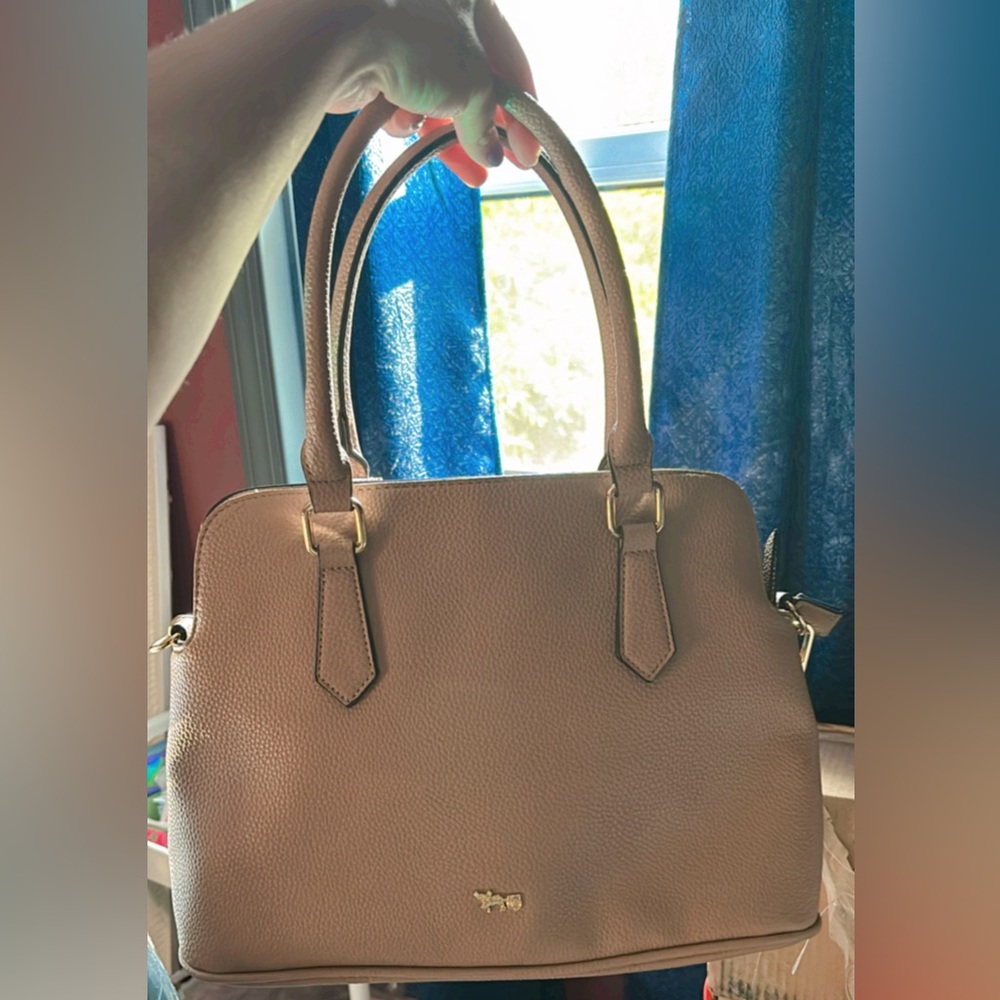 New bag without tag, elegant and very beautiful.